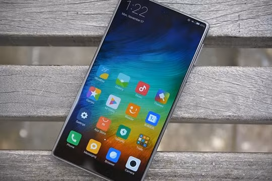 Màn hình hiển thị của Mi Mix. Ảnh: CNET.
