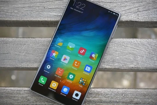 Màn hình hiển thị của Mi Mix. Ảnh: CNET.