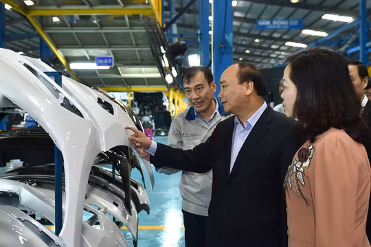 Thủ tướng thăm nhà máy sản xuất ô tô tại Ninh Bình