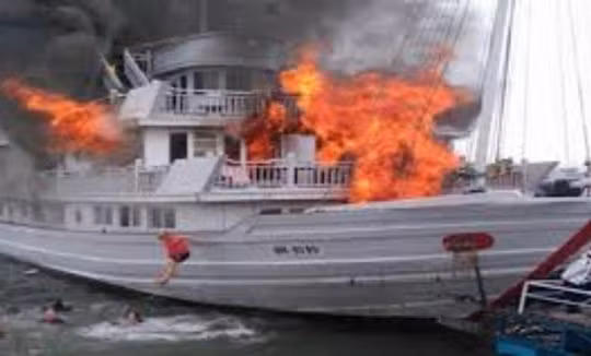 Tàu QN 2071 bị cháy tại khu vực Cửa Vạn 