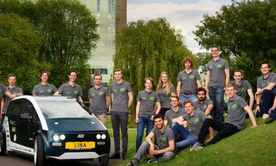  Lina chỉ nặng khoảng 310 kg, một trọng lượng siêu nhẹ so với một chiếc xe ôtô thông thường. 