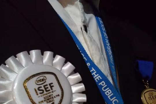 Phạm Huy chia sẻ niềm vui về giải thưởng với bạn bè. 