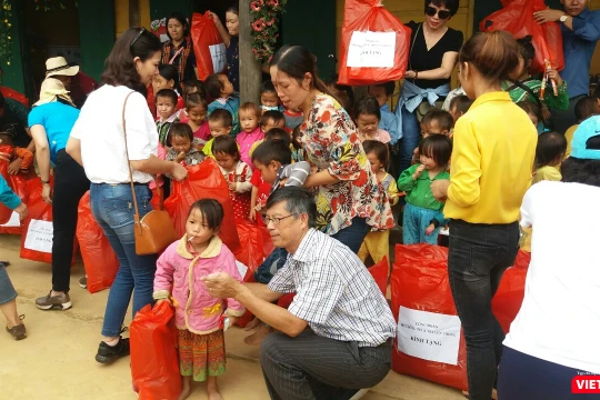 Đồng chí Nguyễn Hoàng Học, Chủ tịch công đoàn cơ quan Bộ đã trao quà cho các cháu và nhà trường. Ảnh: Anh Quang
