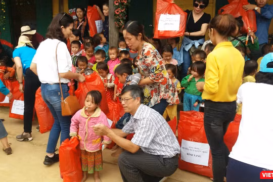 Đồng chí Nguyễn Hoàng Học, Chủ tịch công đoàn cơ quan Bộ đã trao quà cho các cháu và nhà trường. Ảnh: Anh Quang