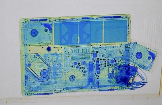Hình ảnh chup X-quang của một máy tính xách tay.