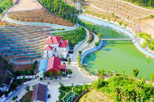 Khu dinh thự hoành tráng của gia đình Giám đốc Sở Tài nguyên và Môi trường Yên Bái Phạm Sỹ Quý (Ảnh: Toàn Vũ/Dân trí).