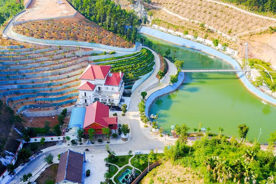 Khu dinh thự hoành tráng của gia đình Giám đốc Sở Tài nguyên và Môi trường Yên Bái Phạm Sỹ Quý (Ảnh: Toàn Vũ/Dân trí).