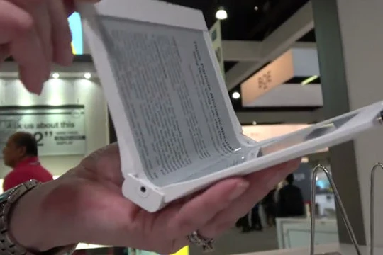 Màn hình E Ink 10.2 inch gấp gọn như cuốn sách