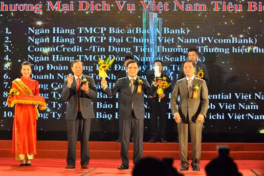 Đại diện của SeaBank nhận giải