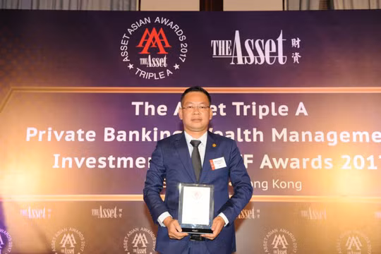 Đại diện của SeABank nhận giải thưởng.