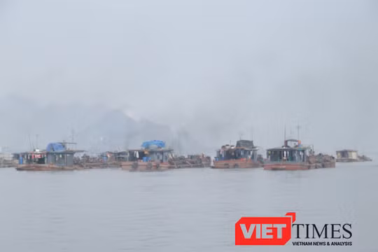 Một cụm tàu khai thác cát tại Hải Phòng. Ảnh Quốc Dũng 