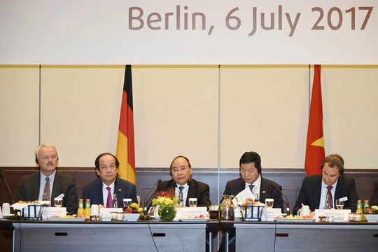 Thủ tướng Nguyễn Xuân Phúc chủ trì cuộc gặp gỡ, đối thoại với một số doanh nghiệp hàng đầu của Đức