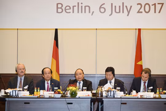 Thủ tướng Nguyễn Xuân Phúc chủ trì cuộc gặp gỡ, đối thoại với một số doanh nghiệp hàng đầu của Đức