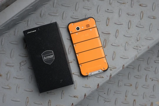 Đây là Ulefone Amor, mẫu điện thoại nổi tiếng với khả năng nồi đồng cối đá của thương hiệu Ulefone. Mẫu điện thoại này mới xuất hiện tại Việt Nam và hiện đang được rao bán với giá khoảng 4 triệu đồng. 