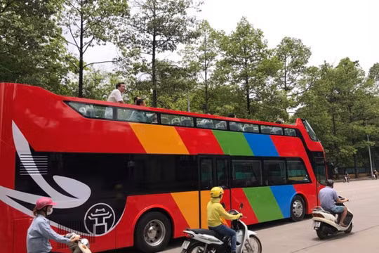 Xe buýt 2 tầng sẽ được chạy thử nghiệm vào sáng 30/6. Ảnh: Tuấn Anh.