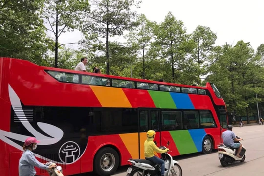 Xe buýt 2 tầng sẽ được chạy thử nghiệm vào sáng 30/6. Ảnh: Tuấn Anh.