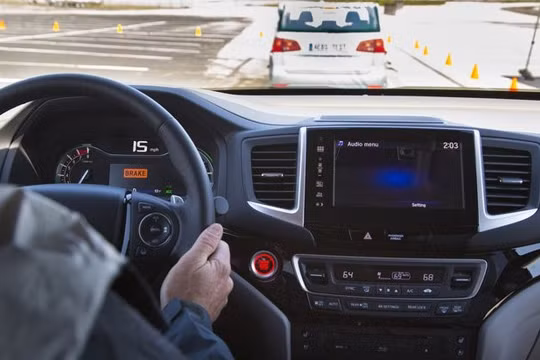 1. Không quan sát xung quanh: Lỗi đầu tiên là một lỗi cơ bản khi người lái không chú ý đến các di chuyển xung quanh. Việc tập trung quan sát sẽ tránh phải phanh gấp, chuyển làn bất ngờ và các va chạm không đáng có. 