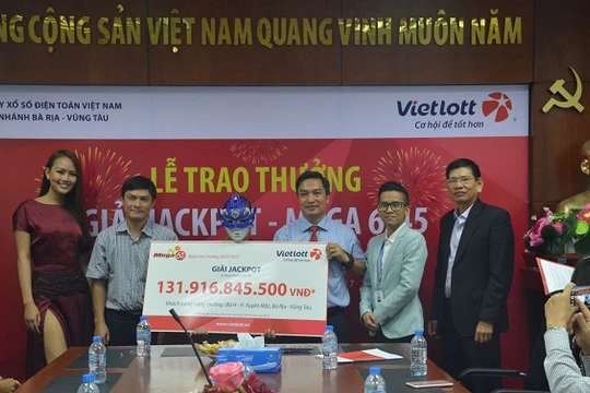 Nữ khách hàng may mắn đến nhận thưởng hơn 131 tỷ đồng. Ảnh Vietlott