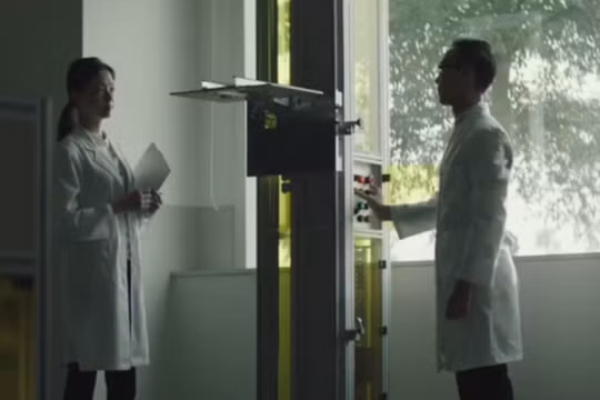 Smartphone của Samsung được cho thả rơi từ độ cao khoảng 1,5 mét xuống mặt sàn cứng. Các sản phẩm qua được bài thử này sẽ được kiểm tra ở bước tiếp theo.