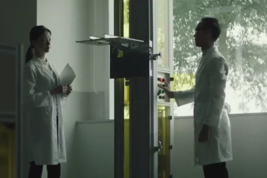 Smartphone của Samsung được cho thả rơi từ độ cao khoảng 1,5 mét xuống mặt sàn cứng. Các sản phẩm qua được bài thử này sẽ được kiểm tra ở bước tiếp theo.