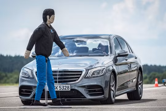 Một bài thử nghiệm tính năng hỗ trợ người lái xe của Mercedes-Benz với người giả trên đường 