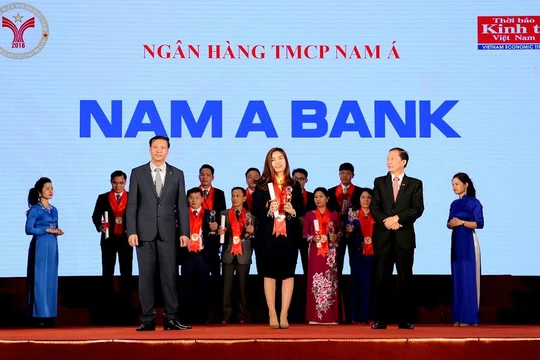 Bà Trần Đặng Như Quỳnh – Giám đốc Thương hiệu Nam A Bank vinh dự nhận cúp Thương hiệu mạnh 2016 từ Chương trình.