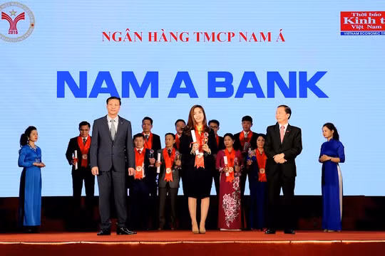 Bà Trần Đặng Như Quỳnh – Giám đốc Thương hiệu Nam A Bank vinh dự nhận cúp Thương hiệu mạnh 2016 từ Chương trình.