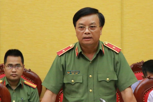 Ông Nguyễn Văn Dư, Phó tổng cục trưởng Tổng cục Hậu cần - kỹ thuật trả lời báo chí - Ảnh: Danh Trọng/Tuổi trẻ