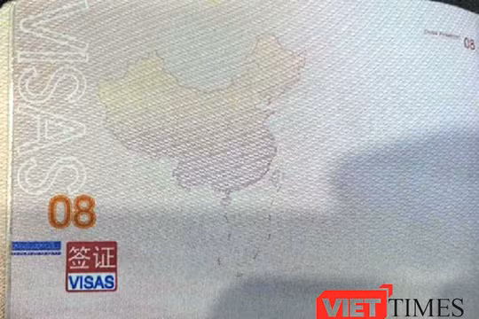 Visa của công dân rung Quốc mang hộ chiếu có in 'đường lưỡi bò'.