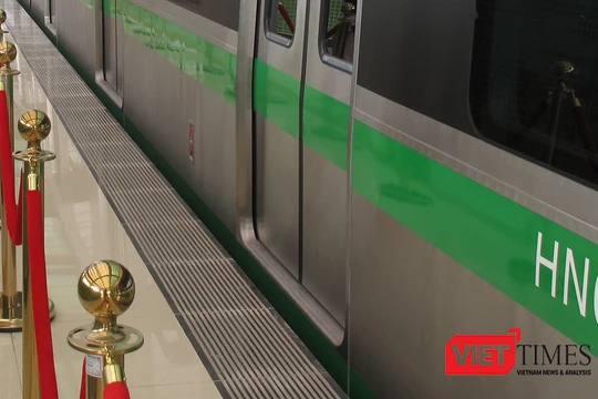 Nhiều người dân tỏ ra lo ngại khi khoảng cách giữa tàu và ke ga khá rộng