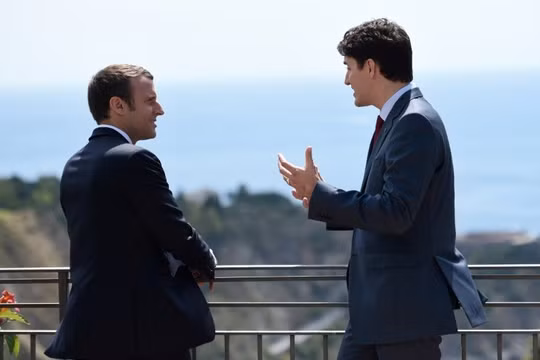 Thủ tướng Canada Justin Trudeau và Tổng Thống Pháp Emmanuel Macron nói chuyện trong khung cảnh thơ mộng của Địa Trung Hải.