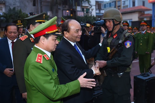 Thủ tướng thăm và làm việc với Bộ Tư lệnh Cảnh sát cơ động nhân dịp xuân mới
