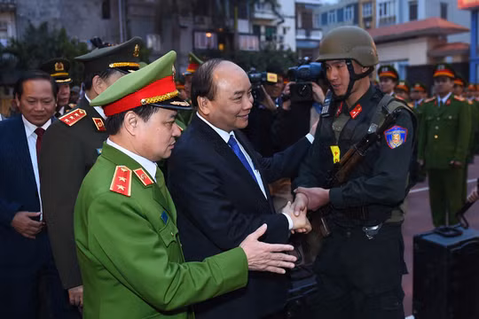 Thủ tướng thăm và làm việc với Bộ Tư lệnh Cảnh sát cơ động nhân dịp xuân mới