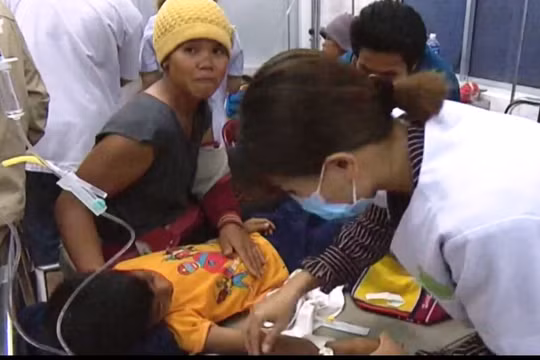 Tại Lâm Đồng, hơn 130 người nhập viện cấp cứu sau khi ăn cưới, trong đó có nhiều trẻ em