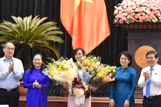 Lãnh đạo TP.HCM chúc mừng đồng chí Phan Thị Thắng.