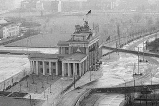 Năm 1961, Bức tường Berlin bắt đầu được dựng lên, ngăn cách Đông Đức và Tây Đức. Nó trở thành biểu tượng nổi tiếng nhất của cuộc chiến tranh Lạnh.