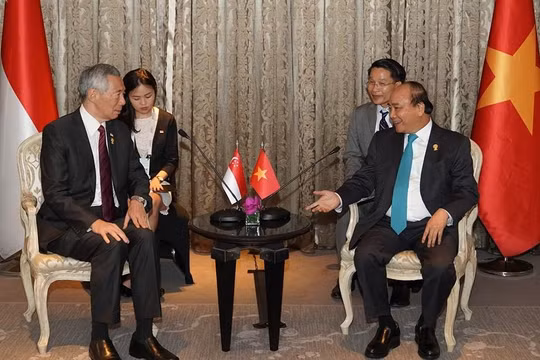 Thủ tướng Nguyễn Xuân Phúc tiếp Thủ tướng Lý Hiển Long vào chiều 22/6 tại Bangkok, Thái Lan, theo đề nghị của phía Singapore.