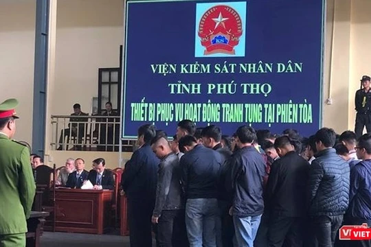 Bị cáo Nguyễn Thanh Hóa đứng hàng trên trong nhóm các bị cáo nghe tòa tuyên án trong phiên tòa sơ thẩm.