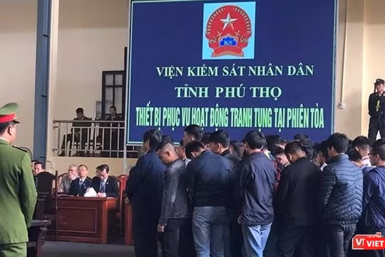 Bị cáo Nguyễn Thanh Hóa đứng hàng trên trong nhóm các bị cáo nghe tòa tuyên án trong phiên tòa sơ thẩm.