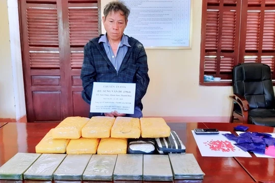 Đối tượng Sung Văn Di và tang vật.