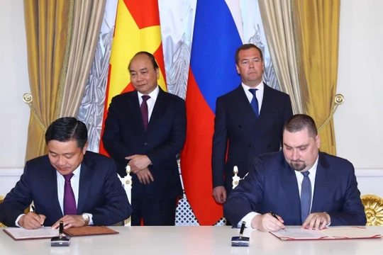 Phó Tổng Giám đốc Tập đoàn VNPT Huỳnh Quang Liêm và Tổng Giám đốc Công ty Altarix Denis Nikolaev ký biên bản ghi nhớ