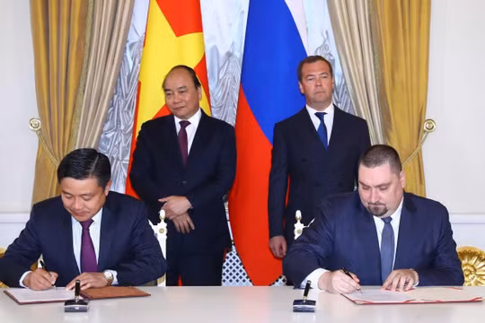 Phó Tổng Giám đốc Tập đoàn VNPT Huỳnh Quang Liêm và Tổng Giám đốc Công ty Altarix Denis Nikolaev ký biên bản ghi nhớ