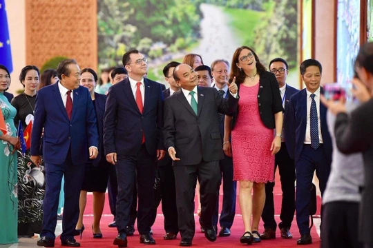 Thủ tướng Nguyễn Xuân Phúc, Phó Thủ tướng Trương Hòa Bình, Bộ trưởng Bộ Công Thương Trần Tuấn Anh, Cao ủy Liên minh châu Âu phụ trách thương mại Cecilia Malmstrom, Bộ trưởng Bộ Môi trường kinh doanh, Thương mại và doanh nghiệp Romania Stefan-Radu Oprea đế