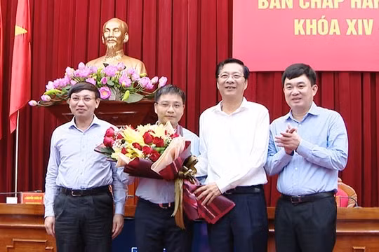 Lãnh đạo tỉnh Quảng Ninh chúc mừng Tân Phó Bí thư Tỉnh ủy Quảng Ninh Nguyễn Văn Thắng.