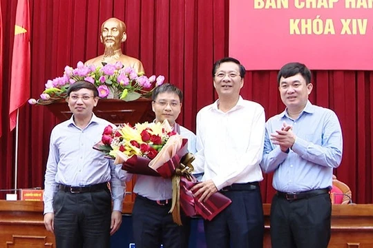 Lãnh đạo tỉnh Quảng Ninh chúc mừng Tân Phó Bí thư Tỉnh ủy Quảng Ninh Nguyễn Văn Thắng.