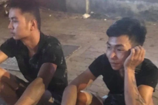 Hai nghi phạm giết nam sinh S. theo ảnh chụp nam sinh gửi về trước khi thực hiện cuốc xe.