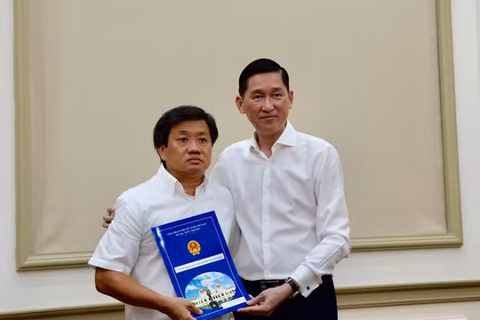 Ông Đoàn Ngọc Hải (trái) khi nhận quyết định về công tác tại Tổng công ty Xây dựng Sài Gòn.