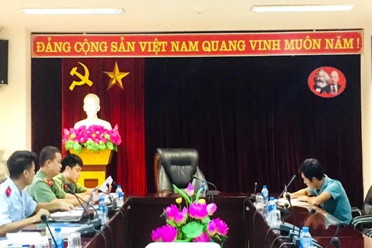 Cơ quan chức năng làm việc với chủ tài khoản fanpage giả mạo.