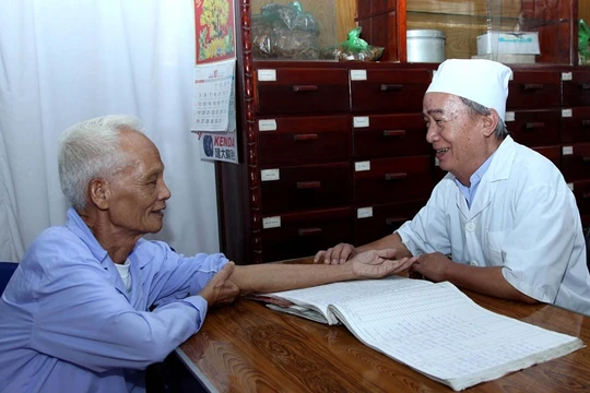 Các thầy thuốc đông y khám chữa bệnh và phô diễn tài năng là điểm mới của sự kiện thường niên Festival nghề truyền thống Huế năm nay.