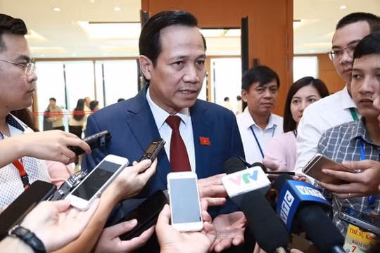 Bộ trưởng Đào Ngọc Dung trả lời báo chí bên hành lang Quốc hội.